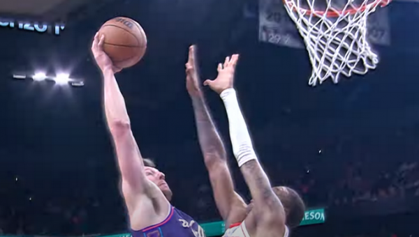 Gražiausias NBA nakties epizodas - galingas „Suns“ aukštaūgio dėjimas (VIDEO)